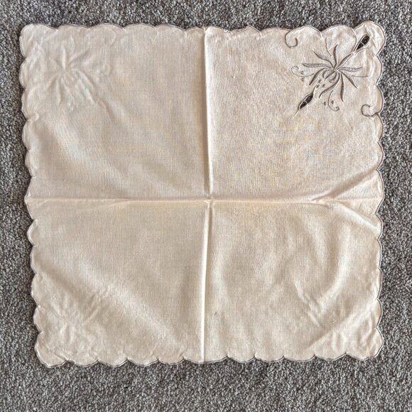 Vintage Embroidered Cut-out Round Tablecloth and 8 Napkins Cream and Gray - Picture 7 of 8